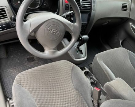 Сірий Хендай Туксон, об'ємом двигуна 2 л та пробігом 240 тис. км за 7500 $, фото 4 на Automoto.ua