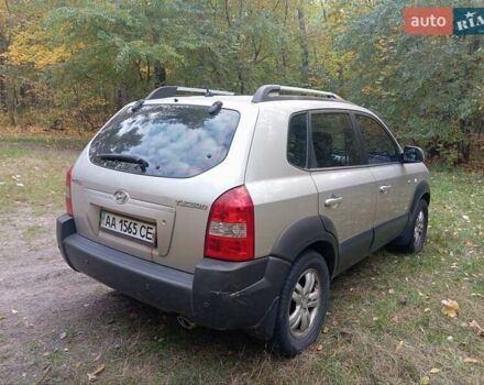 Серый Хендай Туксон, объемом двигателя 1.98 л и пробегом 312 тыс. км за 6000 $, фото 9 на Automoto.ua