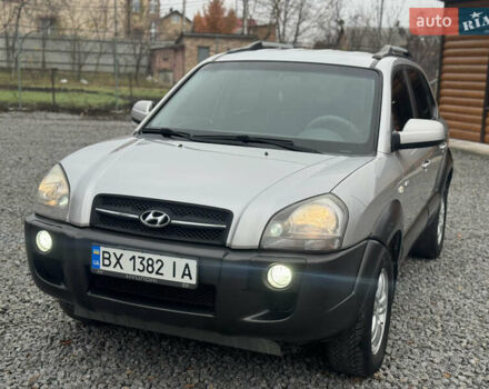 Серый Хендай Туксон, объемом двигателя 1.98 л и пробегом 241 тыс. км за 7000 $, фото 62 на Automoto.ua