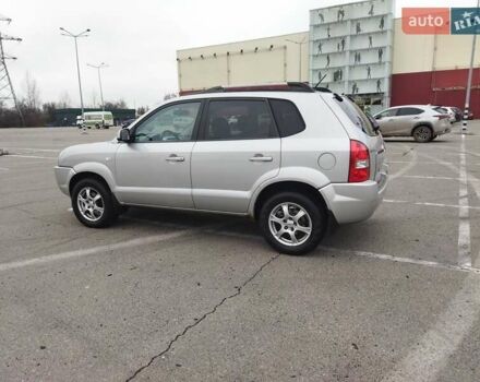 Серый Хендай Туксон, объемом двигателя 1.98 л и пробегом 278 тыс. км за 5300 $, фото 6 на Automoto.ua