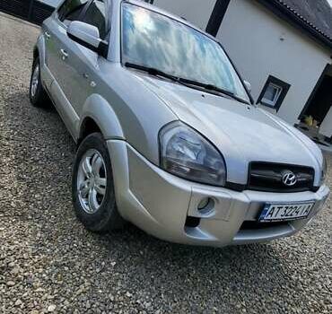 Серый Хендай Туксон, объемом двигателя 2 л и пробегом 260 тыс. км за 7000 $, фото 1 на Automoto.ua