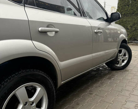 Серый Хендай Туксон, объемом двигателя 1.98 л и пробегом 193 тыс. км за 6500 $, фото 27 на Automoto.ua