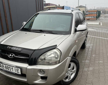 Серый Хендай Туксон, объемом двигателя 1.98 л и пробегом 193 тыс. км за 6500 $, фото 1 на Automoto.ua