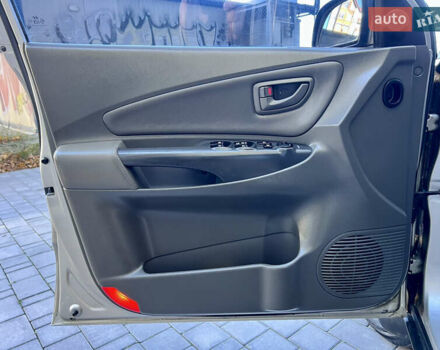 Сірий Хендай Туксон, об'ємом двигуна 2 л та пробігом 215 тис. км за 7350 $, фото 36 на Automoto.ua