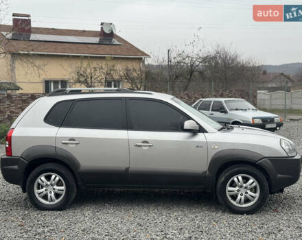 Серый Хендай Туксон, объемом двигателя 1.98 л и пробегом 241 тыс. км за 7000 $, фото 15 на Automoto.ua