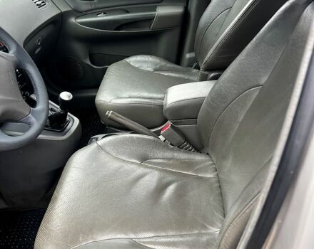 Серый Хендай Туксон, объемом двигателя 2 л и пробегом 228 тыс. км за 8000 $, фото 8 на Automoto.ua