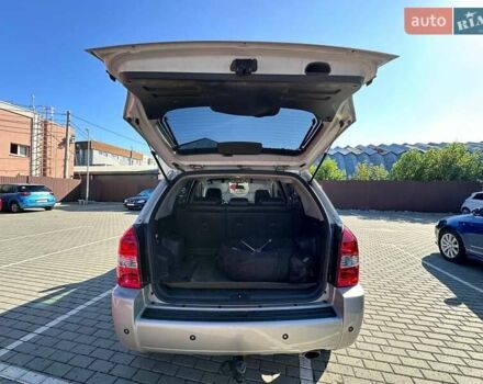 Сірий Хендай Туксон, об'ємом двигуна 1.98 л та пробігом 227 тис. км за 7500 $, фото 9 на Automoto.ua