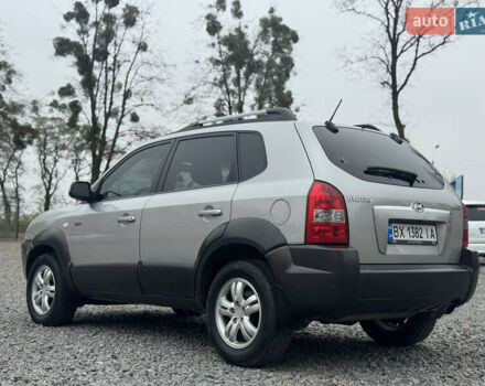 Серый Хендай Туксон, объемом двигателя 1.98 л и пробегом 241 тыс. км за 7000 $, фото 24 на Automoto.ua