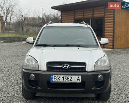 Серый Хендай Туксон, объемом двигателя 1.98 л и пробегом 241 тыс. км за 7000 $, фото 2 на Automoto.ua