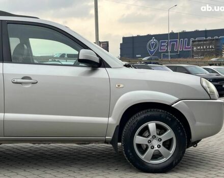 Сірий Хендай Туксон, об'ємом двигуна 2 л та пробігом 263 тис. км за 7440 $, фото 9 на Automoto.ua