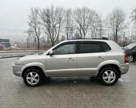 Сірий Хендай Туксон, об'ємом двигуна 2 л та пробігом 241 тис. км за 6700 $, фото 3 на Automoto.ua