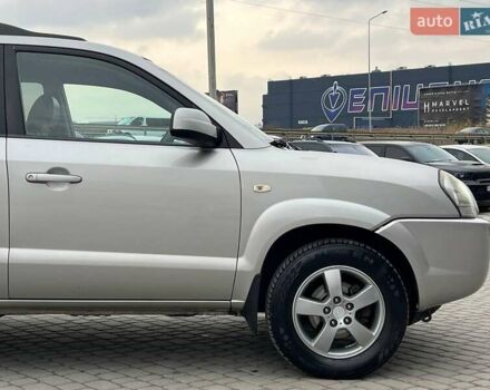 Серый Хендай Туксон, объемом двигателя 2 л и пробегом 263 тыс. км за 7440 $, фото 9 на Automoto.ua