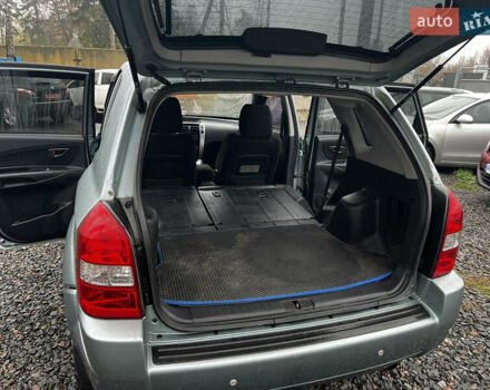 Серый Хендай Туксон, объемом двигателя 1.98 л и пробегом 253 тыс. км за 7650 $, фото 26 на Automoto.ua