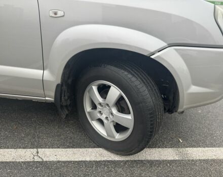 Серый Хендай Туксон, объемом двигателя 2 л и пробегом 176 тыс. км за 7300 $, фото 2 на Automoto.ua