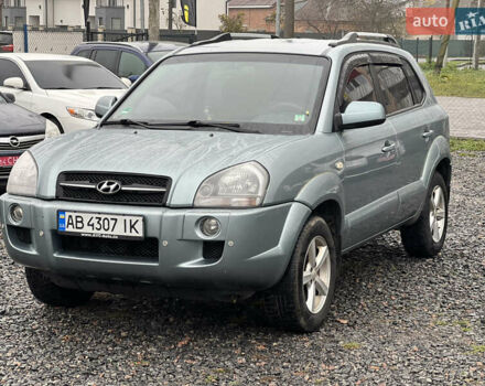 Серый Хендай Туксон, объемом двигателя 1.98 л и пробегом 253 тыс. км за 7650 $, фото 1 на Automoto.ua