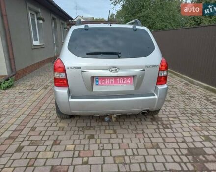 Серый Хендай Туксон, объемом двигателя 2 л и пробегом 224 тыс. км за 6900 $, фото 2 на Automoto.ua