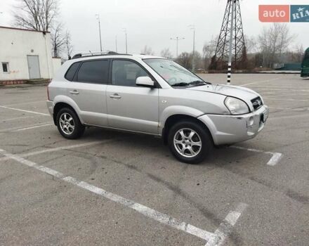 Серый Хендай Туксон, объемом двигателя 1.98 л и пробегом 278 тыс. км за 5300 $, фото 1 на Automoto.ua