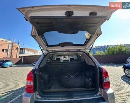 Сірий Хендай Туксон, об'ємом двигуна 1.98 л та пробігом 227 тис. км за 7500 $, фото 10 на Automoto.ua
