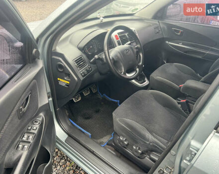 Серый Хендай Туксон, объемом двигателя 1.98 л и пробегом 253 тыс. км за 7650 $, фото 11 на Automoto.ua