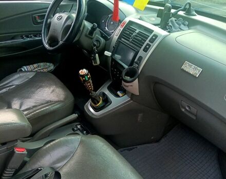 Сірий Хендай Туксон, об'ємом двигуна 2 л та пробігом 300 тис. км за 7000 $, фото 3 на Automoto.ua