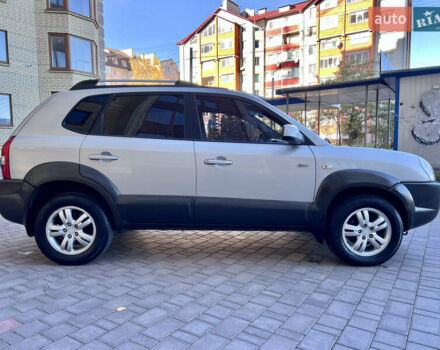 Сірий Хендай Туксон, об'ємом двигуна 2 л та пробігом 215 тис. км за 7350 $, фото 4 на Automoto.ua