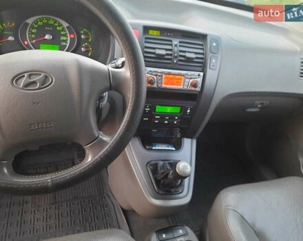 Серый Хендай Туксон, объемом двигателя 1.98 л и пробегом 164 тыс. км за 7300 $, фото 11 на Automoto.ua