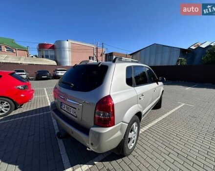 Сірий Хендай Туксон, об'ємом двигуна 1.98 л та пробігом 227 тис. км за 7500 $, фото 5 на Automoto.ua
