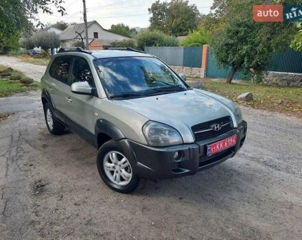 Сірий Хендай Туксон, об'ємом двигуна 2 л та пробігом 197 тис. км за 7800 $, фото 3 на Automoto.ua
