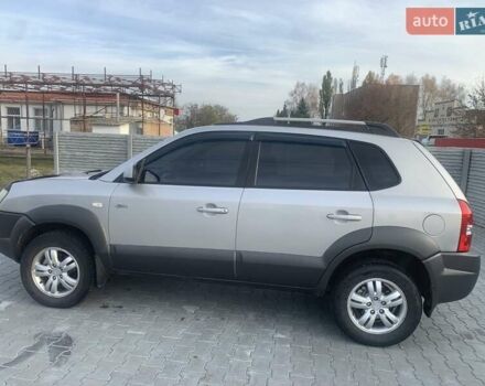 Серый Хендай Туксон, объемом двигателя 1.98 л и пробегом 215 тыс. км за 7500 $, фото 2 на Automoto.ua