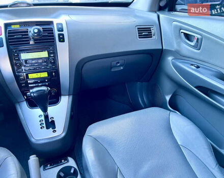 Сірий Хендай Туксон, об'ємом двигуна 2 л та пробігом 215 тис. км за 7350 $, фото 23 на Automoto.ua