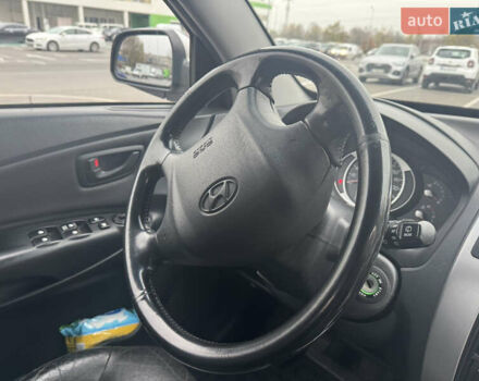 Серый Хендай Туксон, объемом двигателя 1.98 л и пробегом 175 тыс. км за 7800 $, фото 17 на Automoto.ua