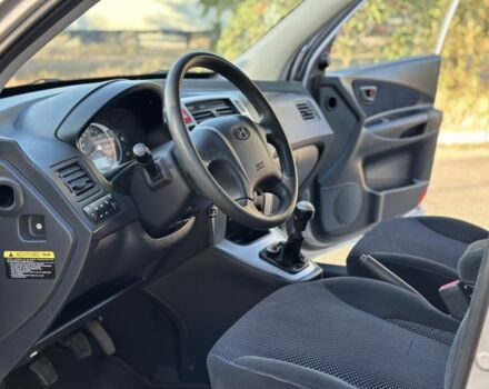 Серый Хендай Туксон, объемом двигателя 2 л и пробегом 188 тыс. км за 8800 $, фото 6 на Automoto.ua