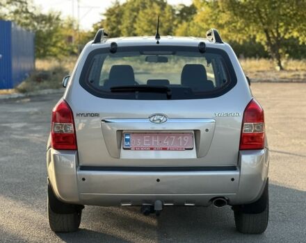 Серый Хендай Туксон, объемом двигателя 2 л и пробегом 188 тыс. км за 8800 $, фото 2 на Automoto.ua