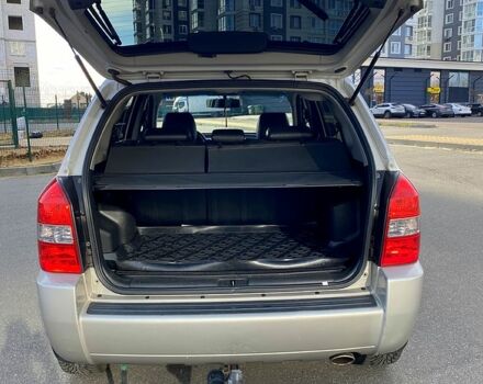 Сірий Хендай Туксон, об'ємом двигуна 2 л та пробігом 245 тис. км за 6500 $, фото 5 на Automoto.ua