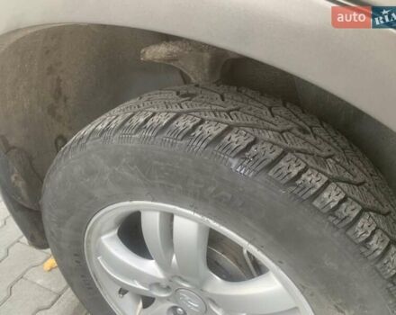 Серый Хендай Туксон, объемом двигателя 1.98 л и пробегом 215 тыс. км за 7500 $, фото 7 на Automoto.ua