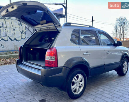 Сірий Хендай Туксон, об'ємом двигуна 2 л та пробігом 215 тис. км за 7350 $, фото 74 на Automoto.ua