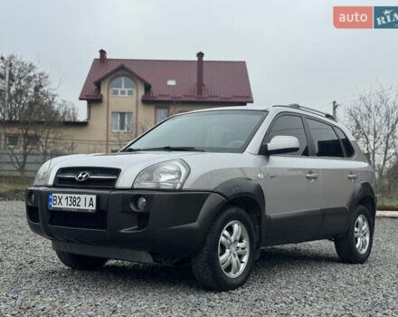 Серый Хендай Туксон, объемом двигателя 1.98 л и пробегом 241 тыс. км за 7000 $, фото 6 на Automoto.ua