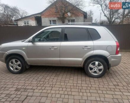 Серый Хендай Туксон, объемом двигателя 2 л и пробегом 226 тыс. км за 6200 $, фото 2 на Automoto.ua