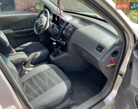 Хендай Туксон 2006 в Андрушевке на Automoto.ua Серый Хендай Туксон, объемом двигателя 1.98 л и пробегом 210 тыс. км за 7100 $, фото 3 на Automoto.ua