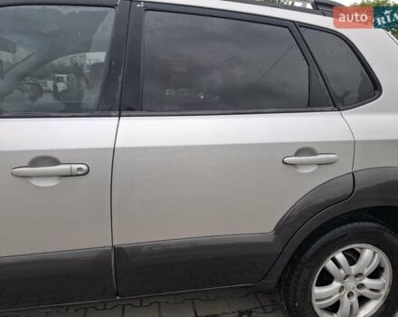 Сірий Хендай Туксон, об'ємом двигуна 1.99 л та пробігом 295 тис. км за 8000 $, фото 9 на Automoto.ua