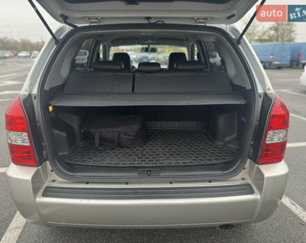 Серый Хендай Туксон, объемом двигателя 1.98 л и пробегом 175 тыс. км за 7800 $, фото 11 на Automoto.ua