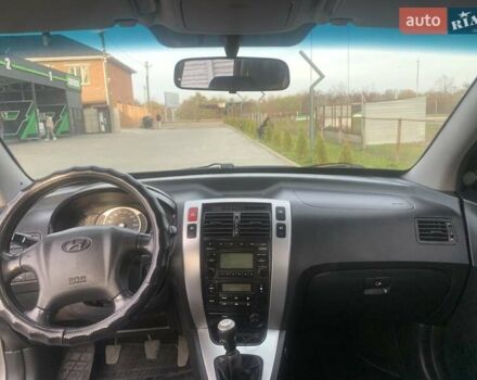 Серый Хендай Туксон, объемом двигателя 1.98 л и пробегом 215 тыс. км за 7500 $, фото 8 на Automoto.ua