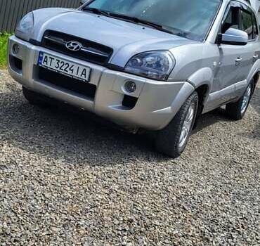 Серый Хендай Туксон, объемом двигателя 2 л и пробегом 260 тыс. км за 7000 $, фото 2 на Automoto.ua