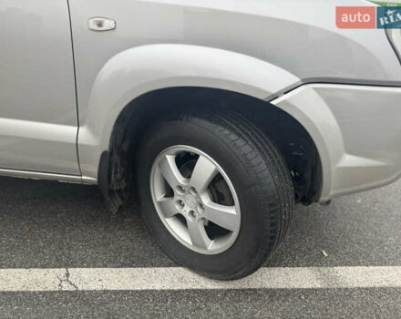 Серый Хендай Туксон, объемом двигателя 1.98 л и пробегом 175 тыс. км за 7800 $, фото 2 на Automoto.ua