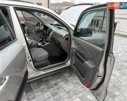 Серый Хендай Туксон, объемом двигателя 1.98 л и пробегом 252 тыс. км за 6950 $, фото 12 на Automoto.ua