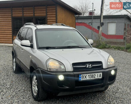 Серый Хендай Туксон, объемом двигателя 1.98 л и пробегом 241 тыс. км за 7000 $, фото 64 на Automoto.ua