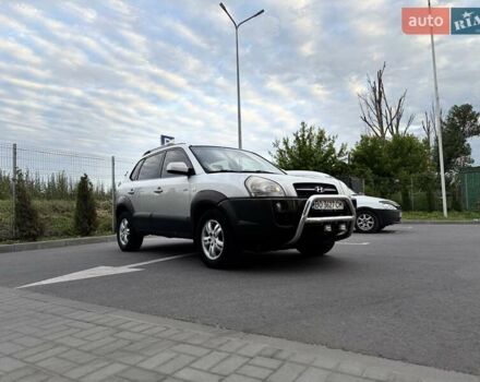 Серый Хендай Туксон, объемом двигателя 2 л и пробегом 296 тыс. км за 7800 $, фото 16 на Automoto.ua