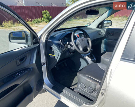 Серый Хендай Туксон, объемом двигателя 2 л и пробегом 140 тыс. км за 8100 $, фото 5 на Automoto.ua