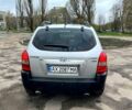 Серый Хендай Туксон, объемом двигателя 2 л и пробегом 220 тыс. км за 7700 $, фото 2 на Automoto.ua