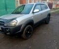 Сірий Хендай Туксон, об'ємом двигуна 2 л та пробігом 300 тис. км за 7000 $, фото 5 на Automoto.ua